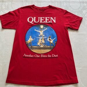 Queen Band Official Merch Red Tee Retro Y2K Size M Another One Bites The Dast